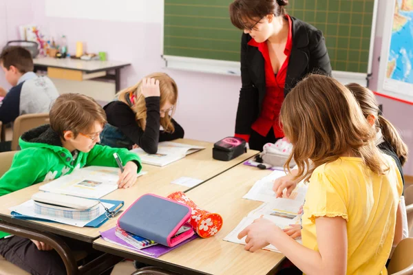 Edukacja - uczniowie i nauczyciel nauka w szkole — Zdjęcie stockowe