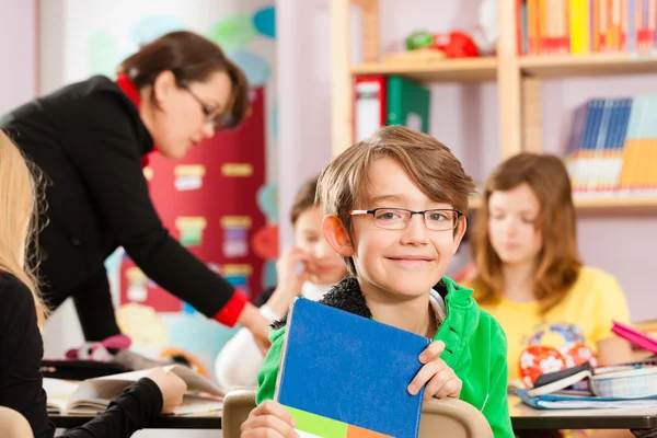 Edukacja - uczniowie i nauczyciel nauka w szkole — Zdjęcie stockowe