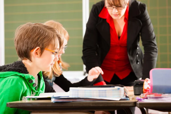 Bildung - Schüler und Lehrer lernen in der Schule — Stockfoto