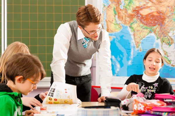 Oktatás - a tanulók és az iskolai tanár — Stock Fotó