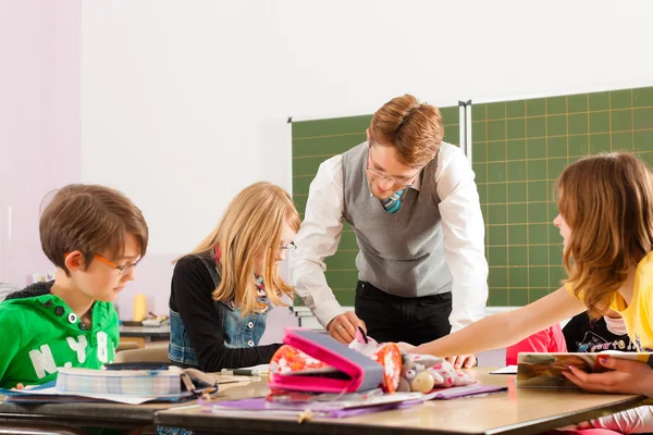 Educación - Alumnos y formación del profesorado en la escuela —  Fotos de Stock