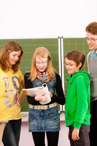 Éducation - Elèves avec professeur au tableau noir à l "école — Photo