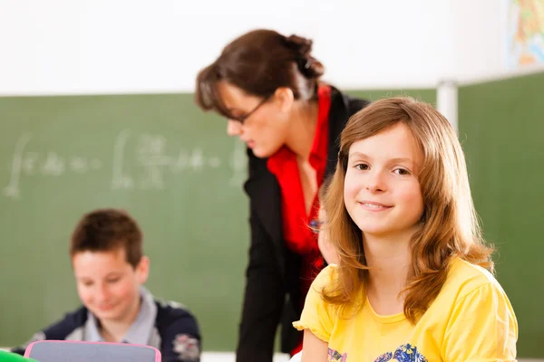 Educación - Alumnos y formación del profesorado en la escuela —  Fotos de Stock