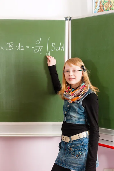 教育 - 子供や学校で黒板に生徒 — ストック写真