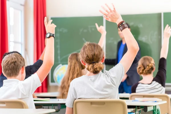 Professor educa ou ensina uma turma de alunos na escola — Fotografia de Stock