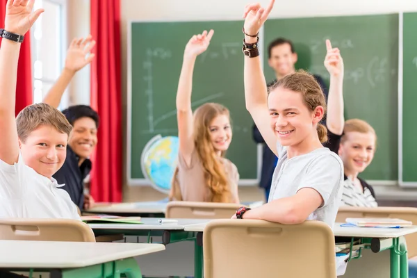 Profesor educar o enseñar una clase de alumnos en la escuela —  Fotos de Stock