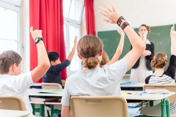 Professor educa ou ensina uma turma de alunos na escola — Fotografia de Stock