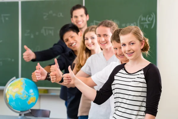 Skolan klass motiverande lärarstuderande — Stockfoto