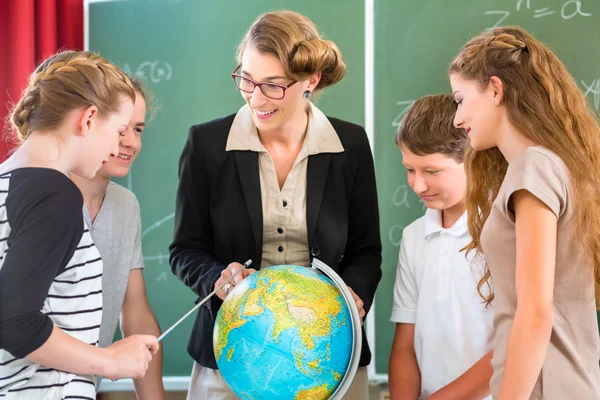 Professora educa alunos com aulas de geografia na escola — Fotografia de Stock