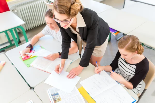 Insegnante insegnare agli studenti lezioni di geografia a scuola — Foto Stock