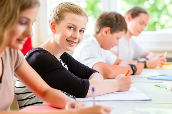 Les élèves passent un test à l'école en se concentrant — Photo