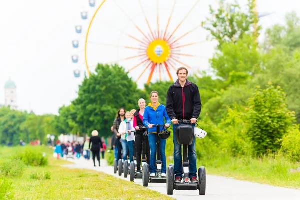 Toeristen hebben Segway bezienswaardigheden — Stockfoto