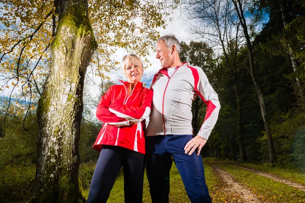 Senioren beim Sporttraining auf einem Waldweg — Stockfoto