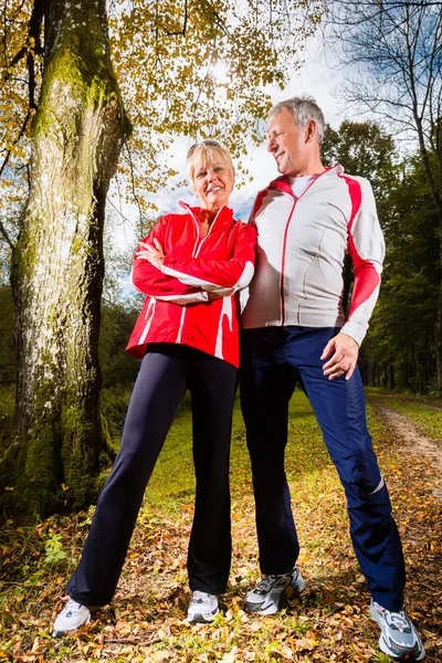 Senioren beim Sporttraining auf einem Waldweg — Stockfoto