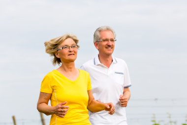Spor yaparken doğada koşu yaşlılar