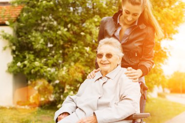 kadın bakım evinde ziyaret büyükanne