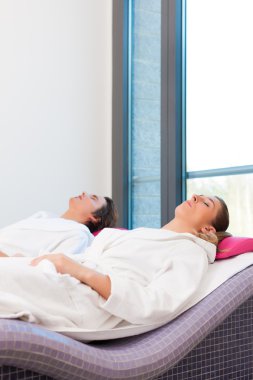 Sağlık - erkek ve kadın sauna sonra rahatlatıcı