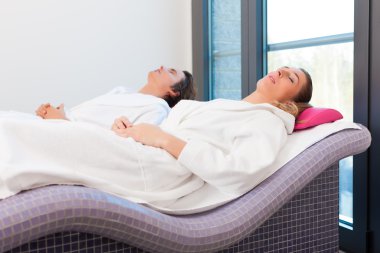 Sağlık - erkek ve kadın sauna sonra rahatlatıcı