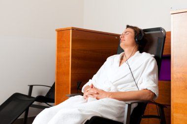 Genç adam rahatlatıcı spa ile müzik