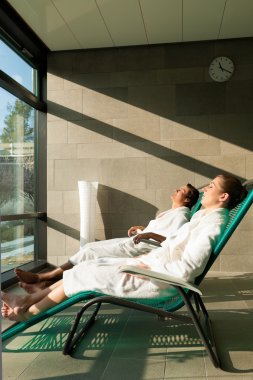 Genç çift rahatlatıcı sağlık Spa