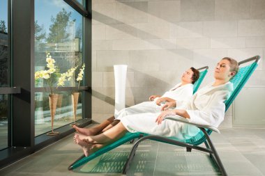 Genç çift rahatlatıcı sağlık Spa