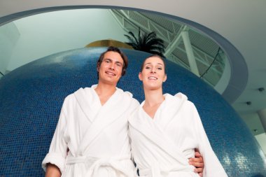 Bornoz Spa içinde genç Çift