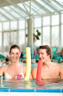 Çift spor ve jimnastik ya da su aerobik yapıyor