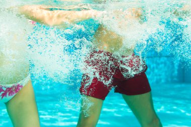 Fitness - Spor ve Yüzme Havuzu veya spa su altında jimnastik