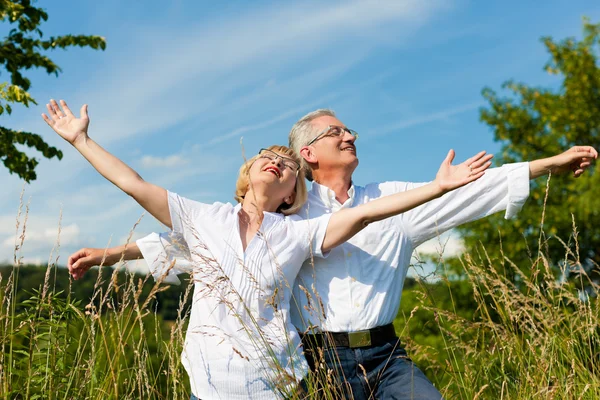 Felice coppia anziana divertirsi all'aperto in estate — Foto Stock