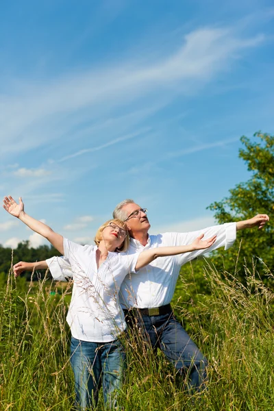 Feliz pareja de ancianos divirtiéndose al aire libre en verano —  Fotos de Stock