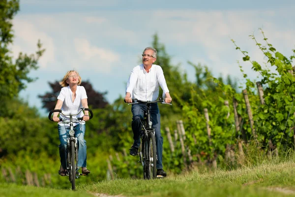 Gelukkige paar fietsen buiten in de zomer — Stockfoto