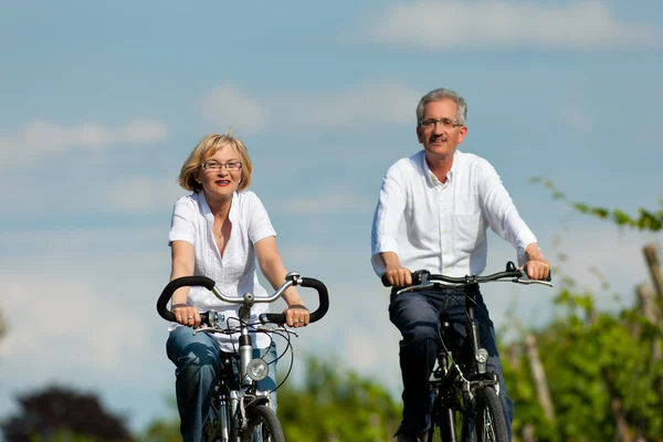 Glückliches Paar radelt im Sommer im Freien — Stockfoto