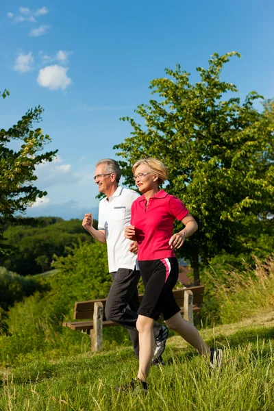 Couple senior jogging pour le sport — Photo