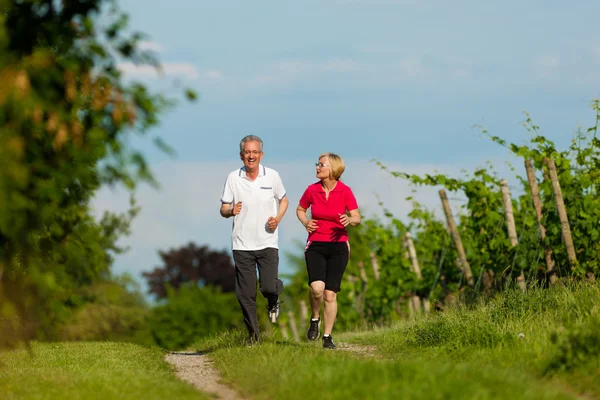 Seniorpaar joggt für den Sport — Stockfoto