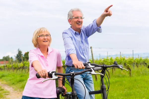 Idosos exercitando-se com bicicleta — Fotografia de Stock