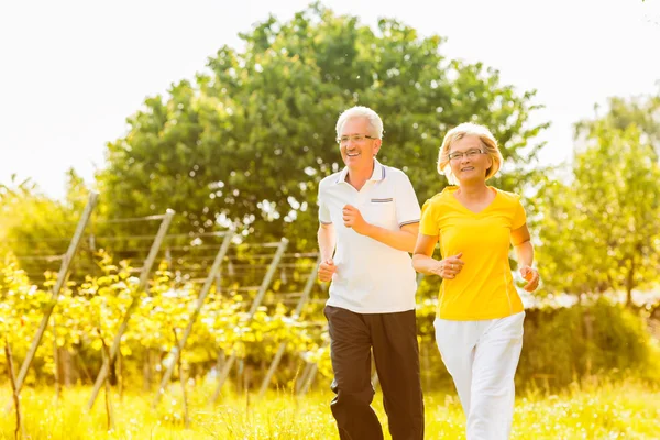 Mayores corriendo en la naturaleza haciendo deporte — Foto de Stock