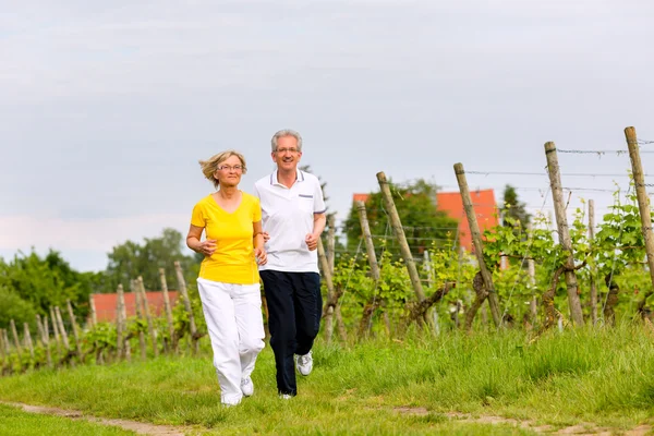 Senioren laufen in der Natur und treiben Sport — Stockfoto