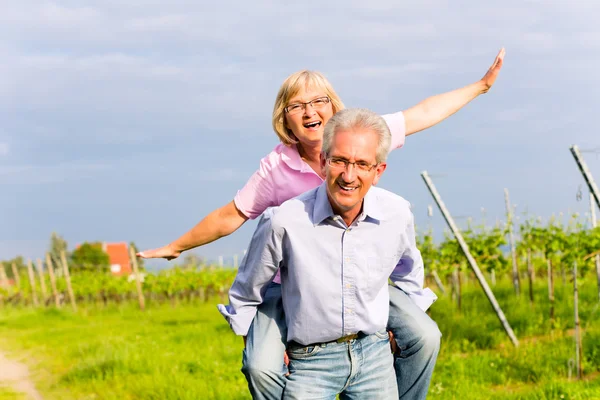 Äldre man och kvinna gå hand i hand — Stockfoto
