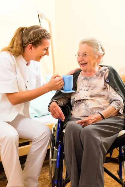 Nurse and female senior in nursing home — Stock Photo, Image