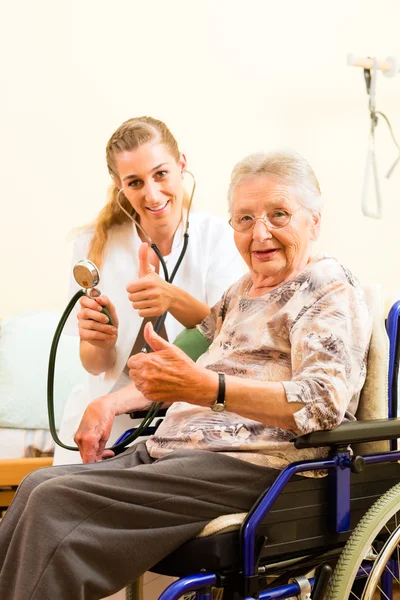 Медсестра и женщина в доме престарелых — стоковое фото
