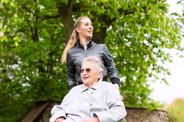 Vrouw is een bezoek aan haar grootmoeder in verpleeghuis — Stockfoto