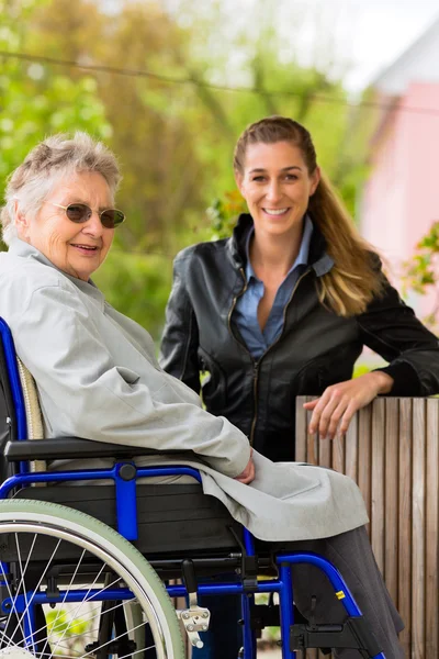 Mulher visitando sua avó — Fotografia de Stock
