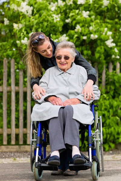 Mulher está visitando sua avó em casa de repouso — Fotografia de Stock