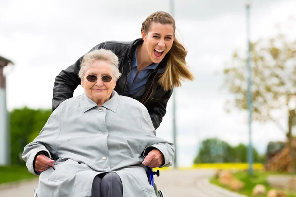 Vrouw die een bezoek aan haar grootmoeder — Stockfoto