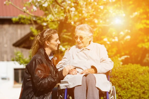 Mujer visitando abuela en hogar de ancianos —  Fotos de Stock