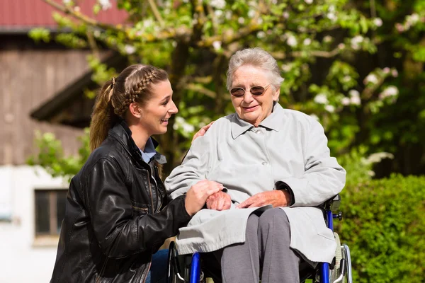 Mujer visitando abuela en hogar de ancianos —  Fotos de Stock