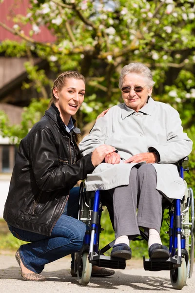 Frau besucht Großmutter im Pflegeheim — Stockfoto