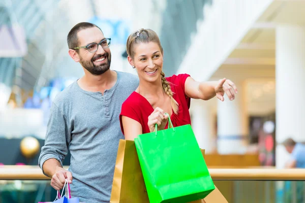 Mężczyzna i kobieta w centrum handlowym z torby — Zdjęcie stockowe