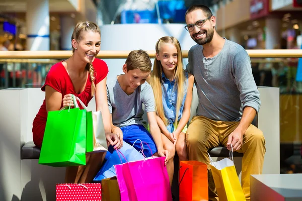 Familj med barn shopping i köpcentrum har en paus — Stockfoto