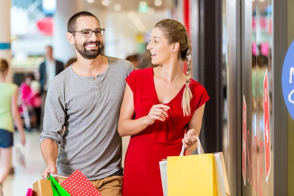 Coppia alla vetrina del centro commerciale — Foto Stock